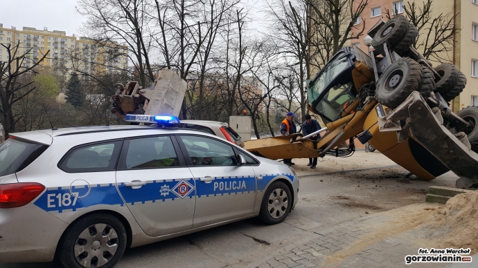 8/16 Koparka rozwaliła forda