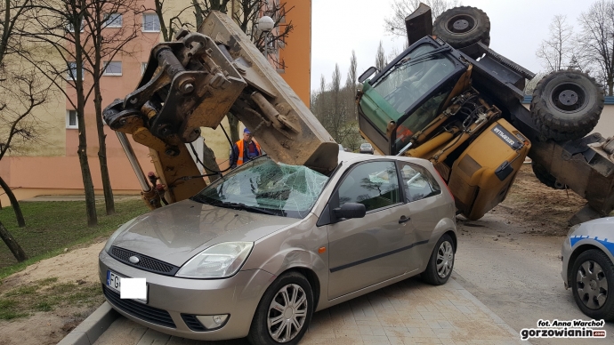 9/16 Koparka rozwaliła forda