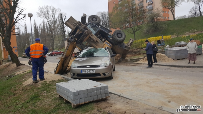 10/16 Koparka rozwaliła forda