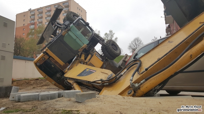 11/16 Koparka rozwaliła forda