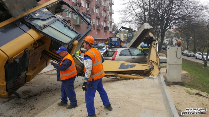 12/16 Koparka rozwaliła forda