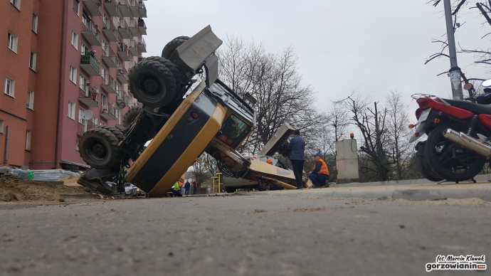 13/16 Koparka rozwaliła forda