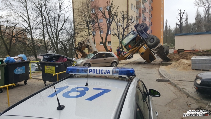 14/16 Koparka rozwaliła forda