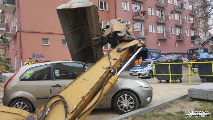 15/16 Koparka rozwaliła forda