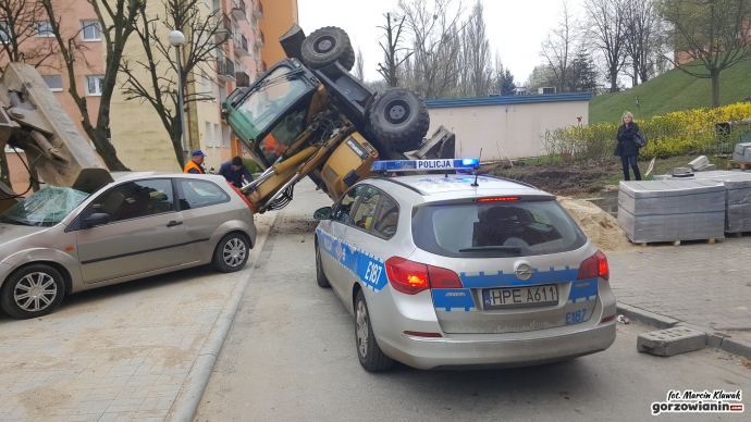 16/16 Koparka rozwaliła forda