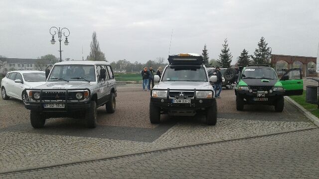 3/4 Miłośnicy terenówek wyruszyli w trasę