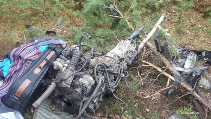 5/5 BMW roztrzaskało się o drzewo