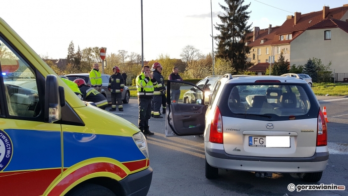 5/6 Zderzenie trzech aut na rondzie Wyszyńskiego