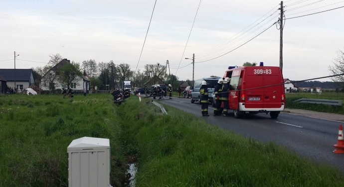 3/3 Skosił słup i wylądował w rowie