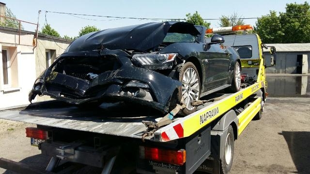 5/5 Kierowca mustanga wjechał w transformator