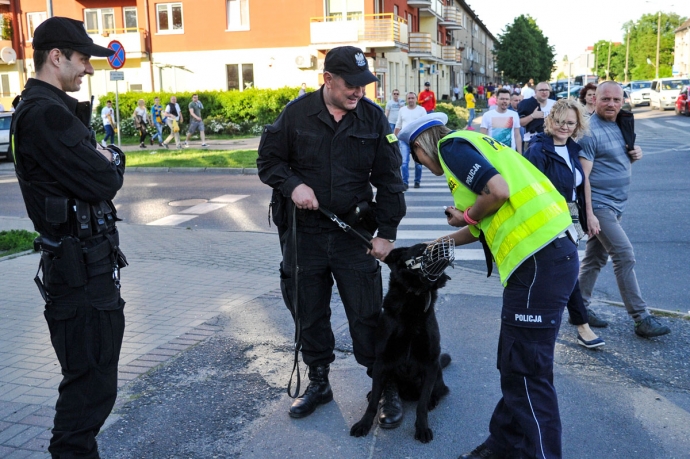 6/9 Policjanci zabezpieczali mecz żużlowy