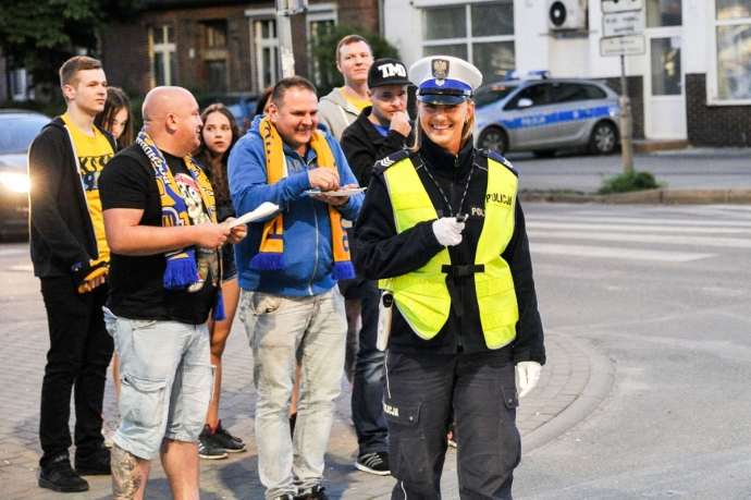 7/9 Policjanci zabezpieczali mecz żużlowy
