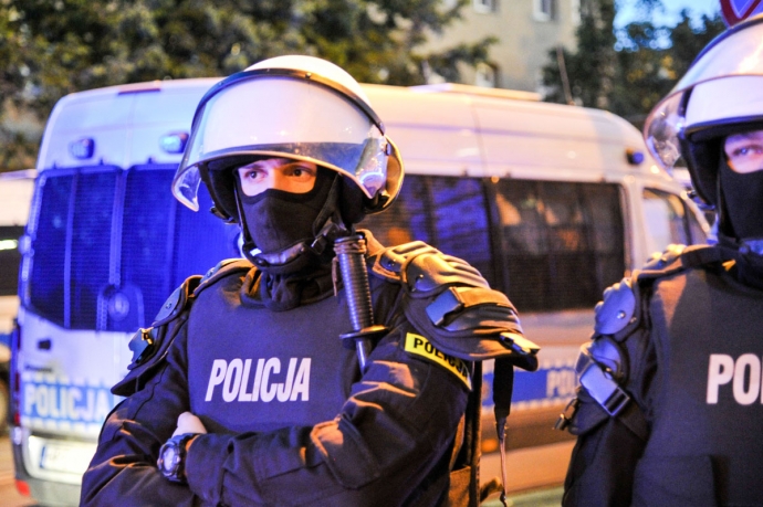 9/9 Policjanci zabezpieczali mecz żużlowy