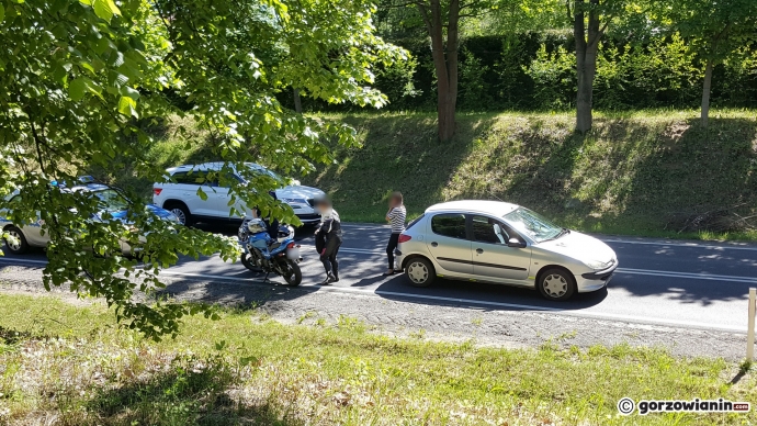 1/3 Motocyklista wjechał w peugeota