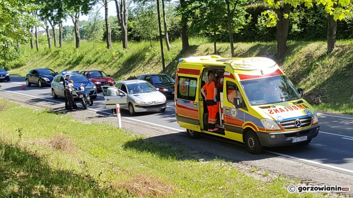 2/3 Motocyklista wjechał w peugeota