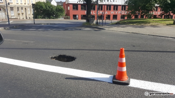 4/6 Dziura wstrzymała ruch na Al. Konstytucji 3 Maja