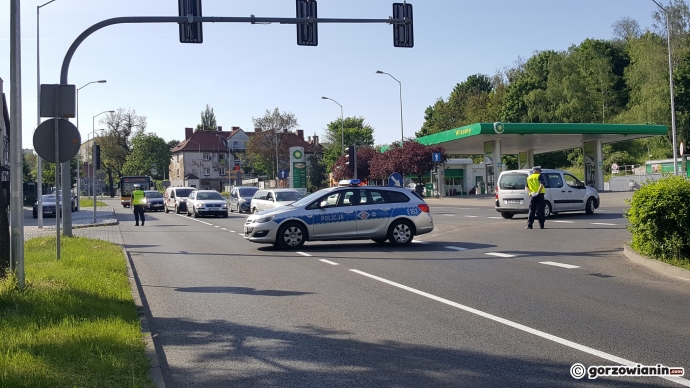 5/6 Dziura wstrzymała ruch na Al. Konstytucji 3 Maja