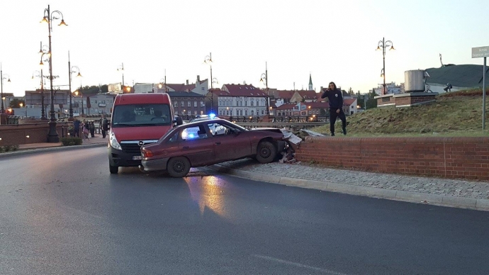 3/6 Pijany kierowca opla roztrzaskał się na murku