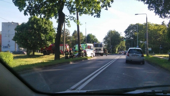 3/9 Kierowca BMW uderzył w betonowy słup