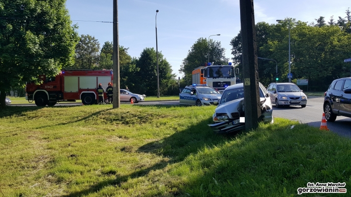 6/9 Kierowca BMW uderzył w betonowy słup
