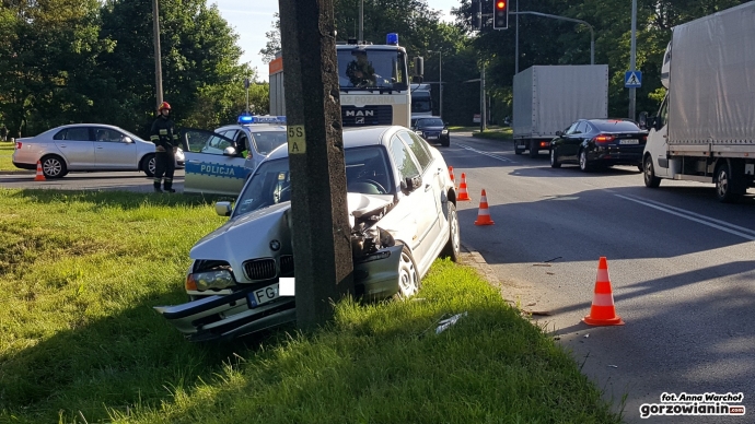 8/9 Kierowca BMW uderzył w betonowy słup