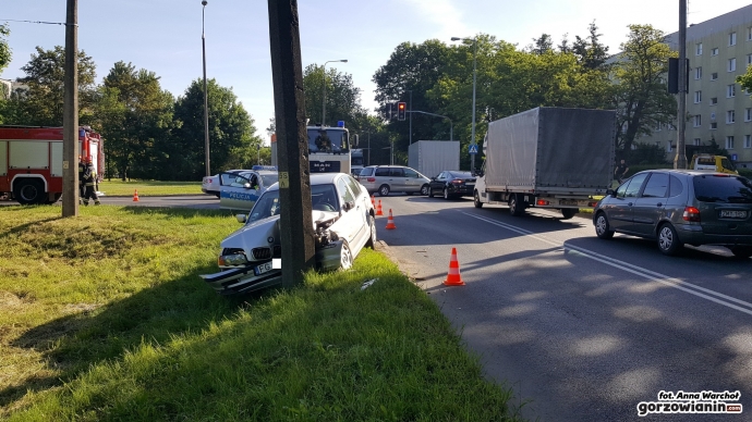9/9 Kierowca BMW uderzył w betonowy słup