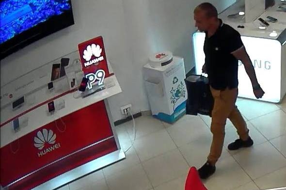 4/5 Złodzieje okradli salon komórkowy