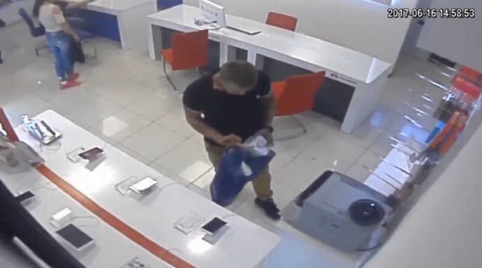 5/5 Złodzieje okradli salon komórkowy