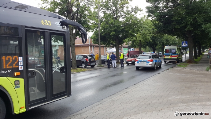 5/6 Kierowca fiata potrącił pieszego