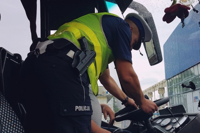 3/15 Policjanci kontrolują autokary