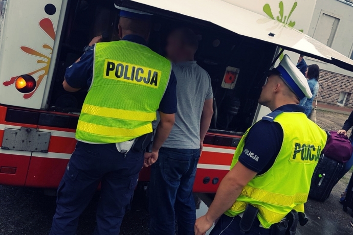 4/15 Policjanci kontrolują autokary