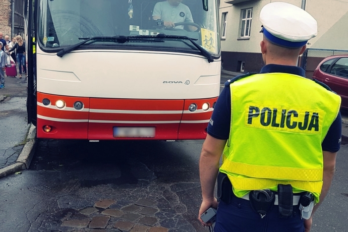 5/15 Policjanci kontrolują autokary