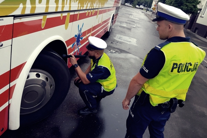 6/15 Policjanci kontrolują autokary