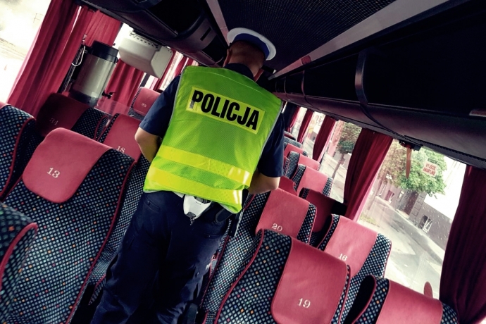 7/15 Policjanci kontrolują autokary