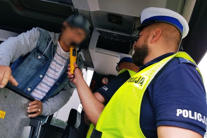 8/15 Policjanci kontrolują autokary