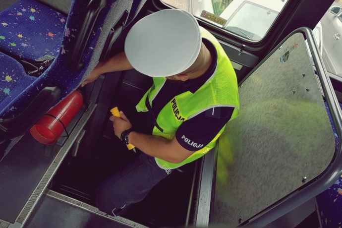 9/15 Policjanci kontrolują autokary