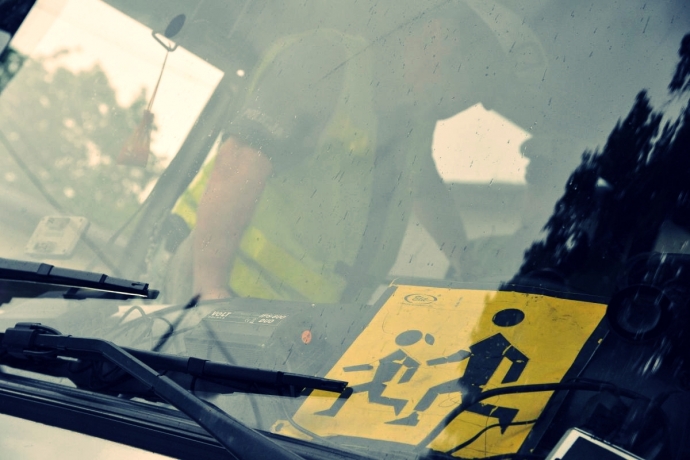 10/15 Policjanci kontrolują autokary