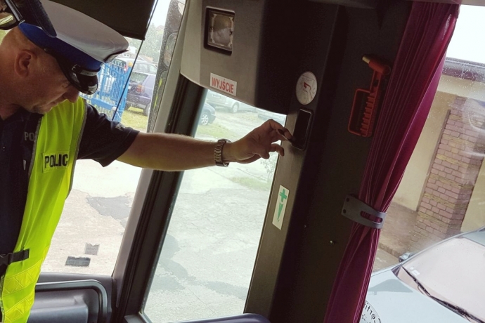 12/15 Policjanci kontrolują autokary