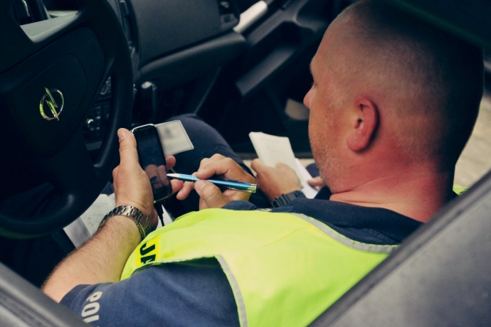 13/15 Policjanci kontrolują autokary