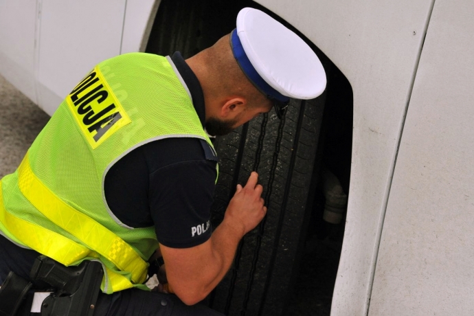 14/15 Policjanci kontrolują autokary