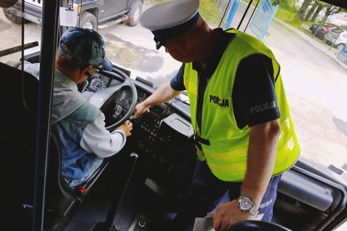 15/15 Policjanci kontrolują autokary