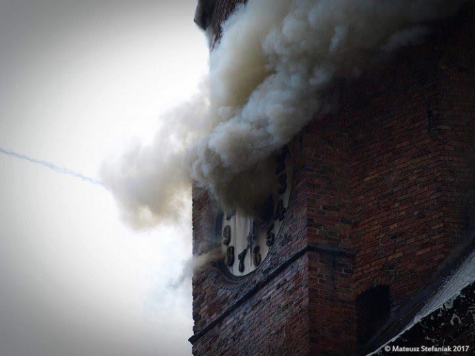 7/17 Gorzowska katedra wciąż płonie