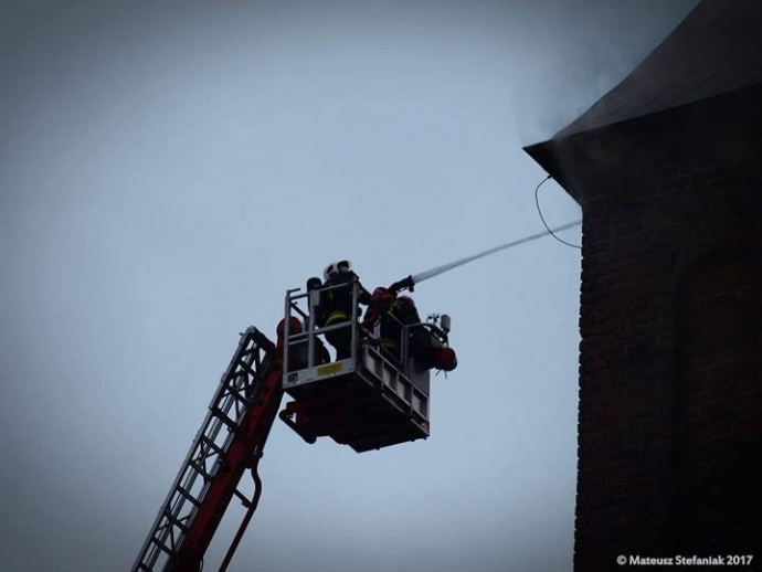 8/17 Gorzowska katedra wciąż płonie