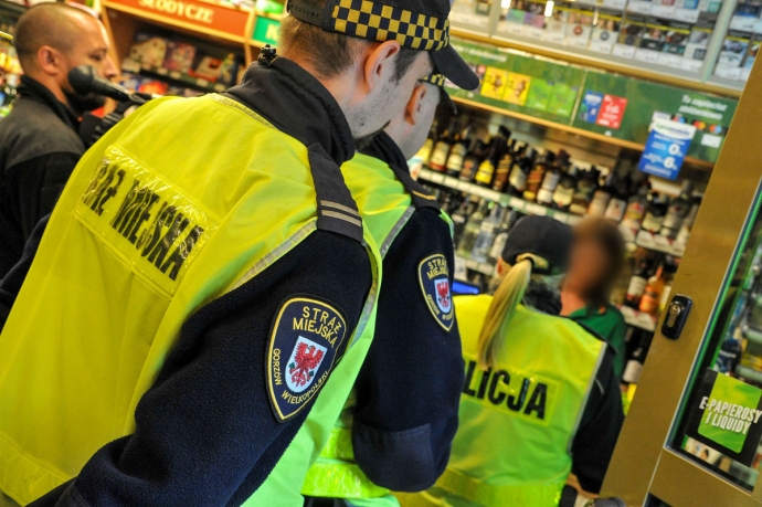 1/9 Policjanci kontrolują sklepy z alkoholem