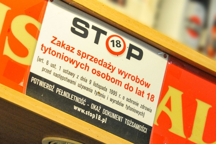 3/9 Policjanci kontrolują sklepy z alkoholem