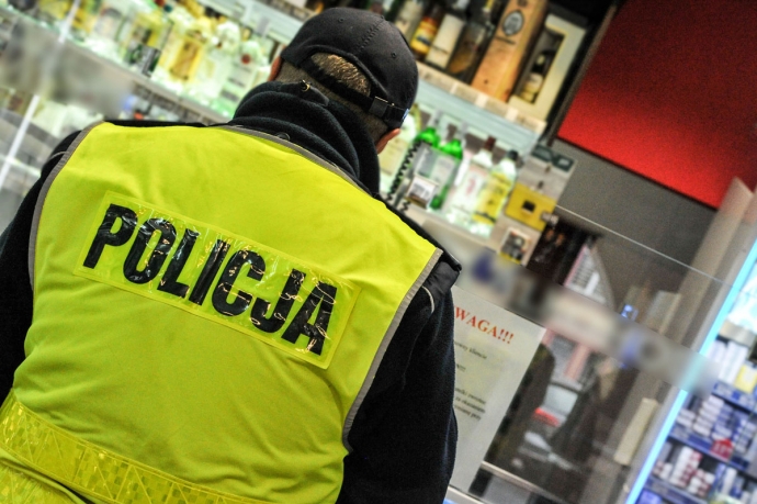 6/9 Policjanci kontrolują sklepy z alkoholem