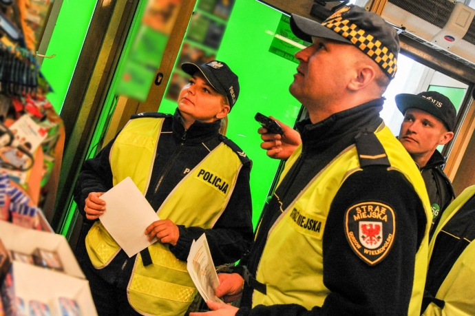 7/9 Policjanci kontrolują sklepy z alkoholem