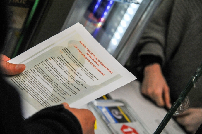 8/9 Policjanci kontrolują sklepy z alkoholem