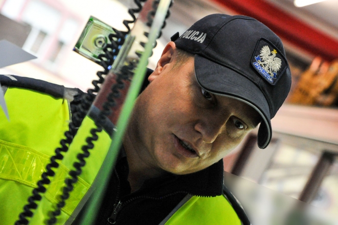 9/9 Policjanci kontrolują sklepy z alkoholem