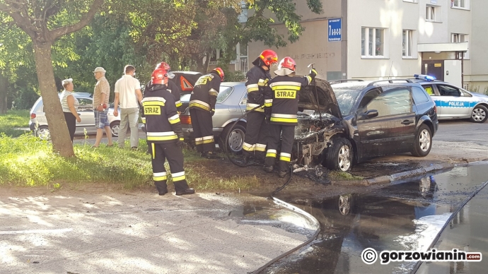 4/6 Przód renault spłonął